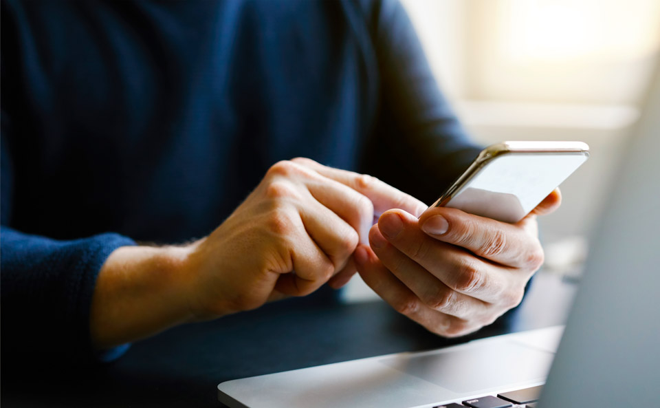 葬儀撮影サービス｜燈のカメラマンが式場でスマホで最終確認する手元