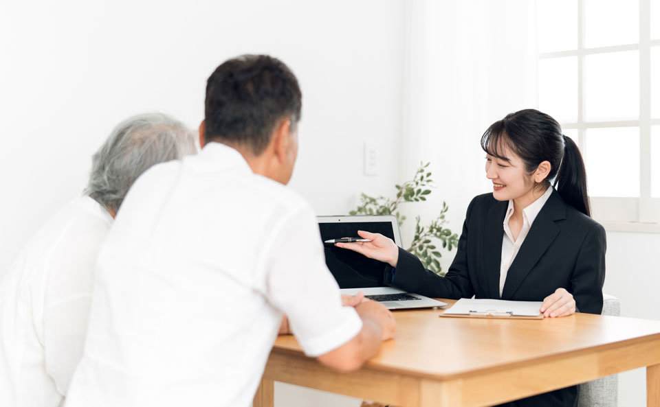 葬儀撮影サービス｜燈のスタッフが遺族へ撮影の流れを説明している相談風景