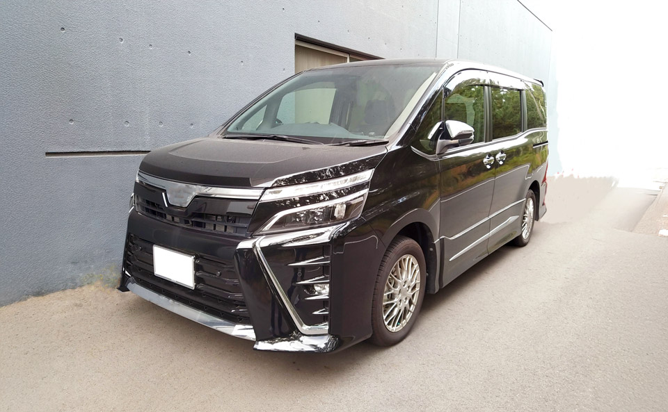 葬儀撮影サービス｜燈が式場前で撮影待ちする黒いワゴン車