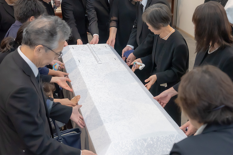 葬儀撮影サービス｜燈が家族の焼香と棺を静かに撮影している場面