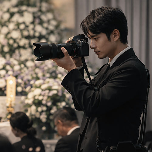 葬儀撮影サービス|燈のカメラマンが式場で遺影用を撮影している