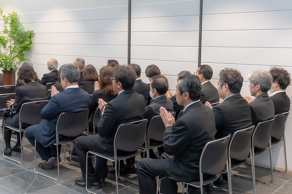 葬儀撮影サービス｜燈が式場で参列者の焼香や手を合わせる様子を撮影している