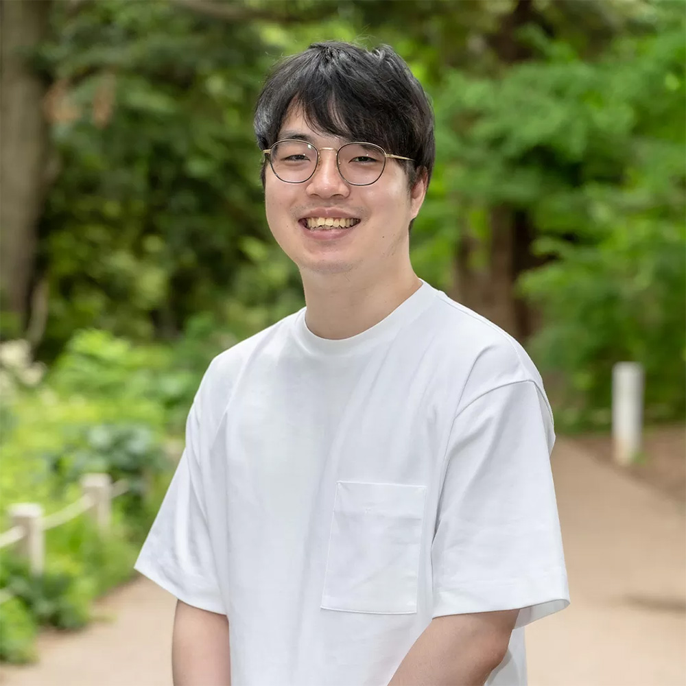 葬儀撮影サービス｜燈監修の川人大展が公園で微笑む肖像、葬儀撮影の専門家として紹介