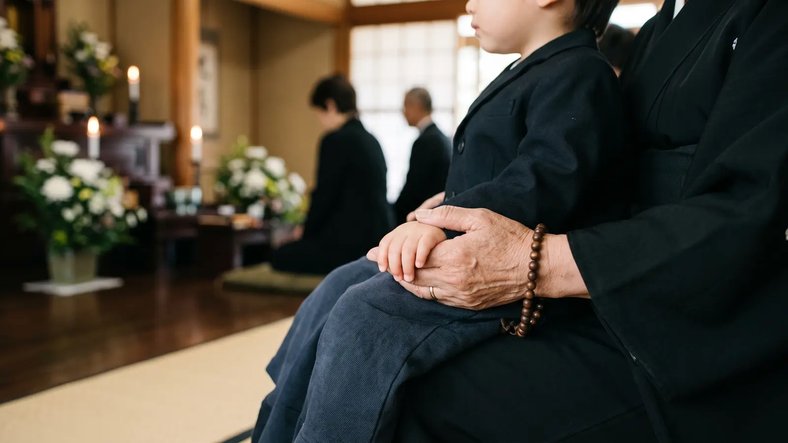 子と大人の手