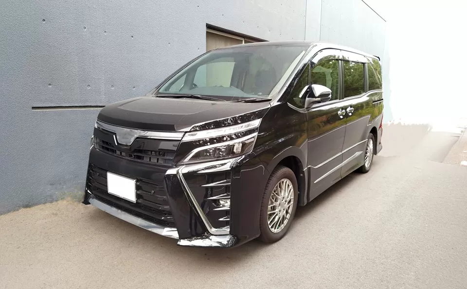 葬儀撮影サービス｜燈が式場前で撮影待ちする黒いワゴン車