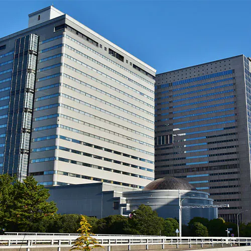 葬儀撮影サービス｜燈が都会の式場外観を葬儀撮影で記録するため訪れるビル群の昼景