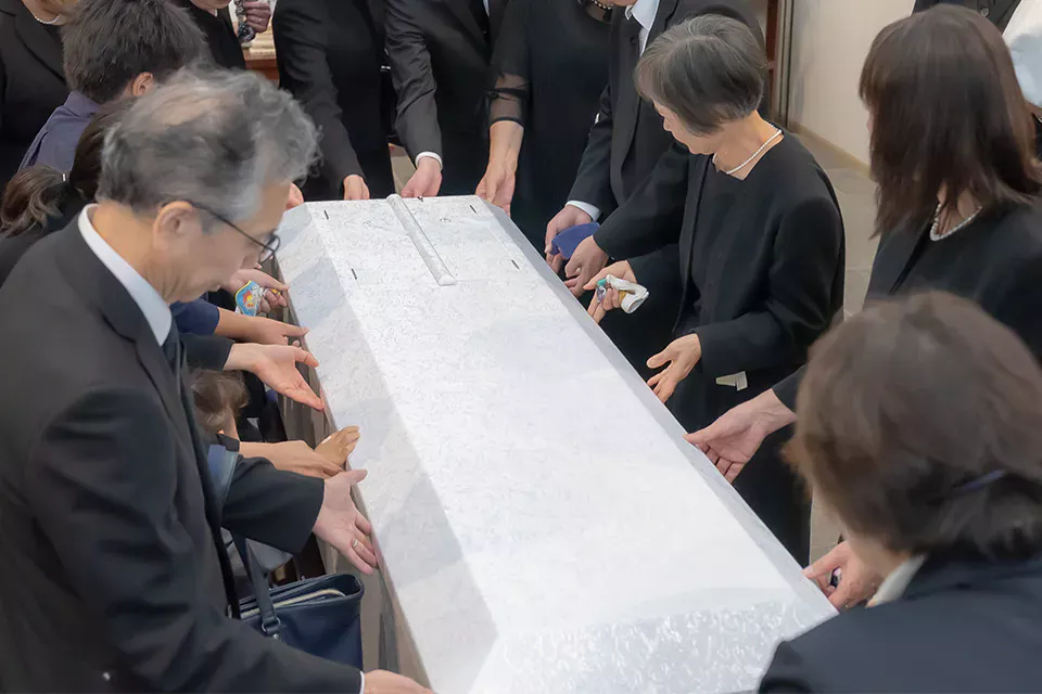 葬儀撮影サービス｜燈が家族の焼香と棺を静かに撮影している場面