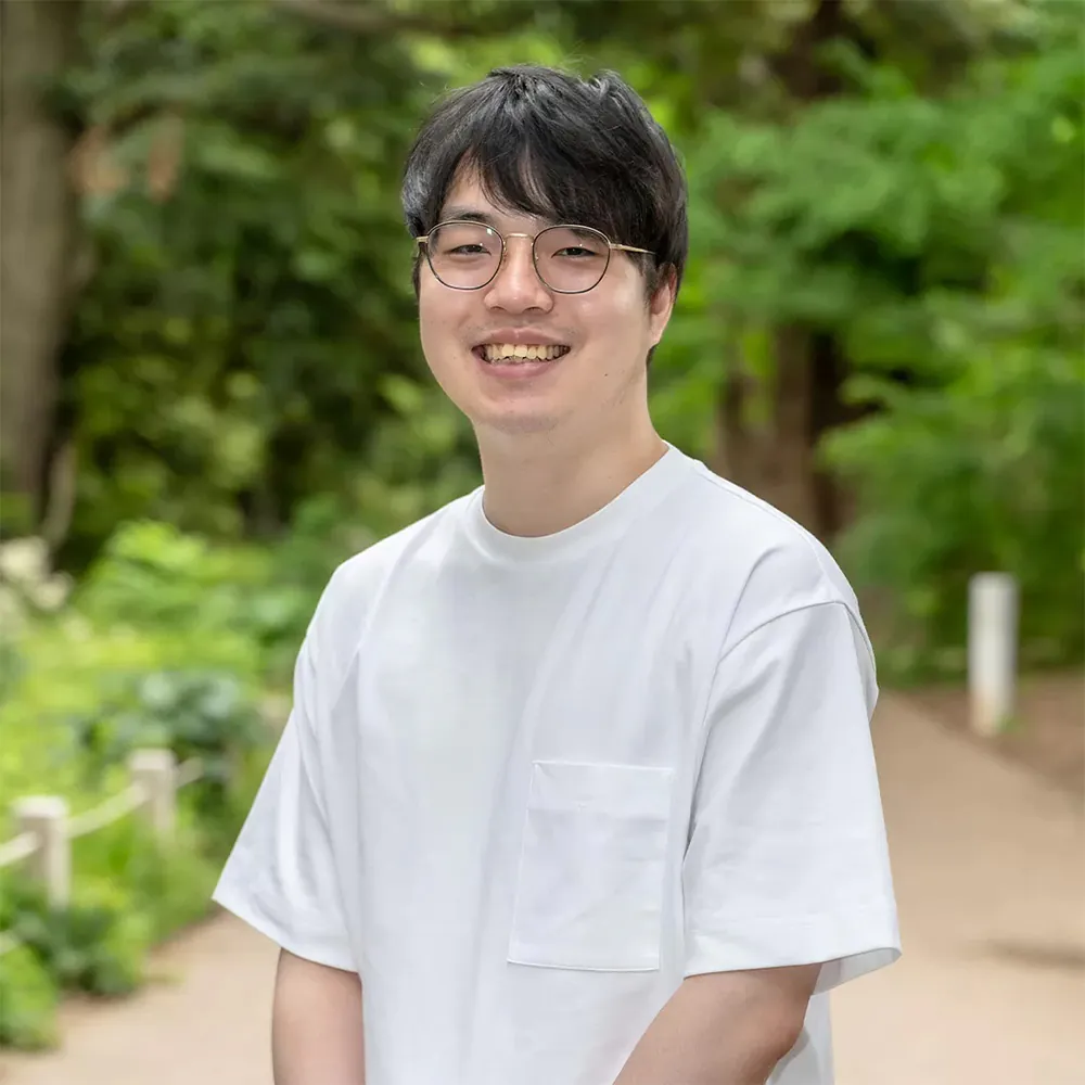 葬儀撮影サービス｜燈監修の川人大展が公園で微笑む肖像、葬儀撮影の専門家として紹介